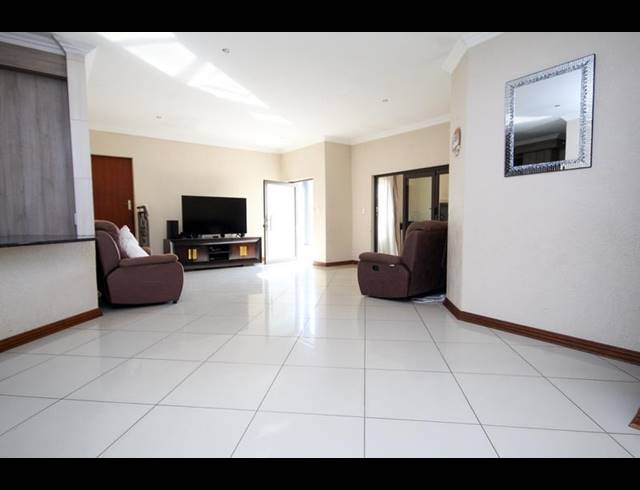 3 BEDROOM TOWNHOUSE FOR SALE IN THATCHFIELD